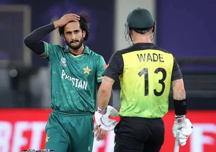 Hasan Ali dropped a catch of Matthew Wade1-1