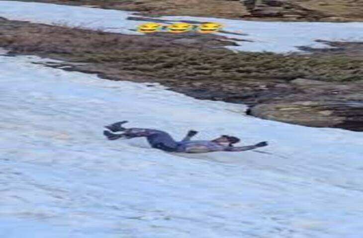 मनाली में ठंड के मजे: बर्फबारी के बीच सैलानियों की बढ़ती रौनक