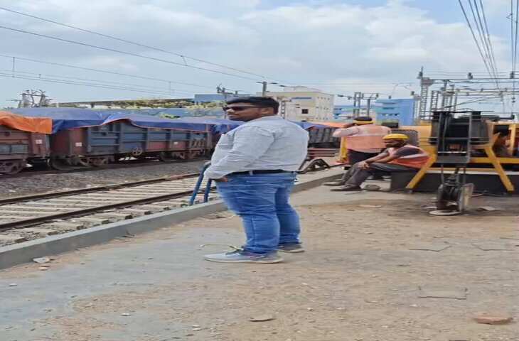 चलता हुआ प्लेटफॉर्म! रेलवे ट्रैक का ये अजीब VIDEO देख लोगों की आंखें फटी की फटी रह गईं