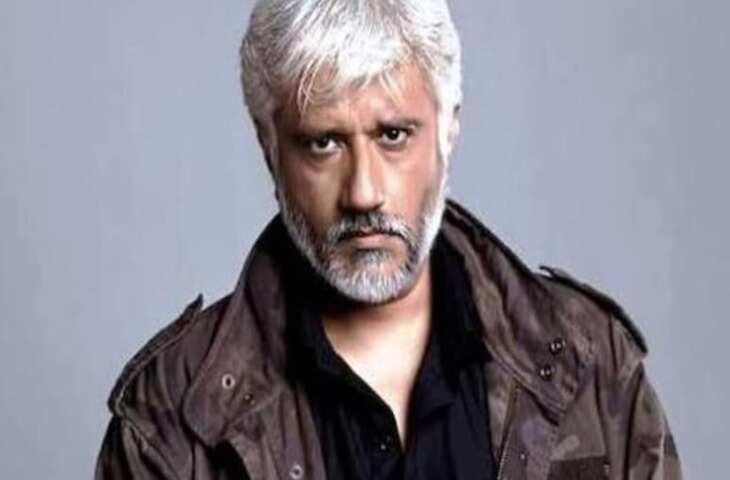 फिल्ममेकर विक्रम भट्ट को राजस्थान के उदयपुर में डॉ. अजय मुरादिया से जुड़े ₹30 करोड़ के फ्रॉड केस में गिरफ्तार किया गया है। उदयपुर पुलिस ने रविवार को विक्रम भट्ट और उनकी पत्नी को मुंबई से गिरफ्तार किया। पुलिस सोमवार को बांद्रा कोर्ट में फिल्ममेकर की ट्रांजिट रिमांड के लिए अप्लाई करेगी। हाल ही में, उदयपुर पुलिस ने फिल्ममेकर विक्रम भट्ट समेत कई लोगों को फ्रॉड केस में नोटिस जारी किया था।  डॉक्टर के खिलाफ ₹30 करोड़ की धोखाधड़ी विक्रम भट्ट, उनकी पत्नी श्वेतांबरी भट्ट और छह अन्य पर इंदिरा ग्रुप ऑफ कंपनीज के फाउंडर और उदयपुर के रहने वाले डॉ. अजय मुरादिया से ₹30 करोड़ की धोखाधड़ी करने का आरोप है। इस केस में दो आरोपी पहले ही गिरफ्तार हो चुके हैं। केस की जांच कर रही उदयपुर पुलिस ने रविवार को विक्रम भट्ट और श्वेतांबरी को गिरफ्तार किया।  ₹200 करोड़ का प्रॉफिट पुलिस के मुताबिक, डॉ. अजय मुरादिया अपनी दिवंगत पत्नी पर बायोपिक बनाना चाहते थे। उनका आरोप है कि उन्हें ₹200 करोड़ के प्रॉफिट का वादा किया गया था, लेकिन कुछ नहीं किया गया। डॉ. मुराडिया एक म्यूज़िक ग्रुप के ज़रिए दिनेश कटारिया के संपर्क में आए, जिसने मुंबई फ़िल्म इंडस्ट्री में अच्छे कनेक्शन होने का दावा किया था। अप्रैल 2024 में, वे मुंबई के एक स्टूडियो में गए।  वहाँ, कटारिया ने उन्हें डायरेक्टर विक्रम भट्ट से मिलवाया और फिर फ़िल्म बनाने के नाम पर उनसे ₹30 करोड़ ठग लिए। इसके बाद डॉ. अजय मुराडिया ने उदयपुर के भोपालपुरा पुलिस स्टेशन में संपर्क किया, जहाँ धोखाधड़ी और दूसरे अपराधों के आरोप में FIR दर्ज की गई।