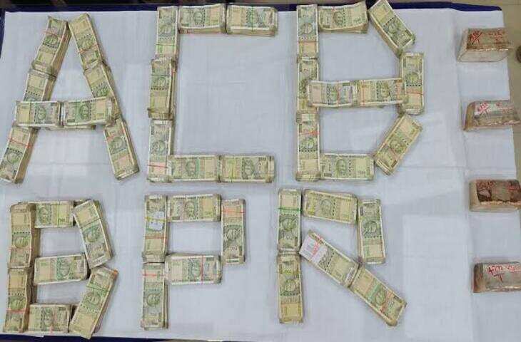 रिश्वत लेते पकड़े गए असिस्टेंट इंजीनियर के घर से 43.38 लाख कैश और 20 किलो चांदी बरामद, वीडियो में जाने प्रॉपर्टी के दस्तावेज भी मिले