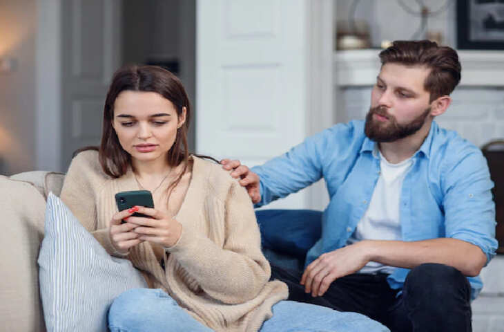 धोखा देने से पहले लड़कियों के&nbsp;बिहेवियर में सबसे पहले आते है ये 4 बदलाव,&nbsp;इग्नोर करने वालों का टुकड़े - टुकड़े हो जाता है दिल&nbsp;