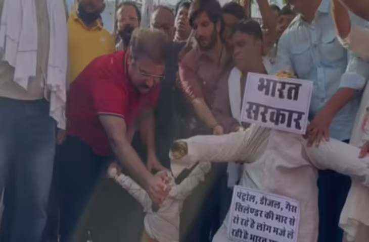 बढ़ती महंगाई पर कांग्रेस का जयपुर में प्रदर्शन, वीडियो में प्रताप सिंह खाचरियावास बोले- &lsquo;जनता की जेब पर डाका डाल रही भाजपा सरकार&rsquo;