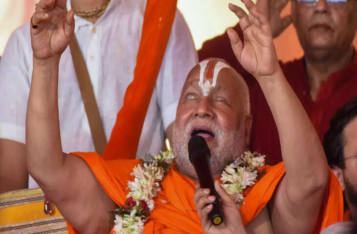 चित्रकूट में रामकथा के दौरान स्वामी रामभद्राचार्य का विवादित बयान, सोशल मीडिया पर वीडियो वायरल​​​​​​​