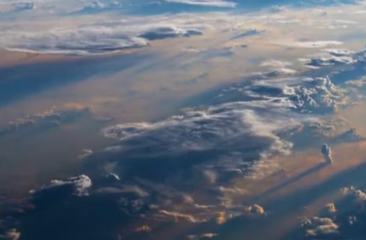 कैमरे में कैद हुआ प्रकृति का जादुई नजारा, देखिए अंतरिक्ष से ऐसा दिखता है धरती का 'सूर्योदय'