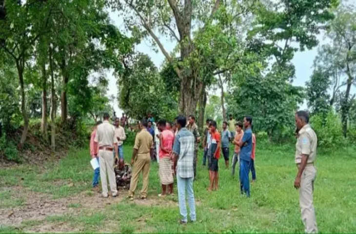 Jamshedpur घर से कुछ दुर पेड पर झुलता मिली युवक की लाश, मर्डर की आशंका