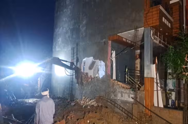 प्रयागराज-कौशांबी बॉर्डर पर पटाखा फैक्ट्री विस्फोट में 13 मौतें, वीडियो में देंखे 9 पुलिसकर्मी सस्पेंड; मलबे से मिले शव से हुई सुनील की पहचान