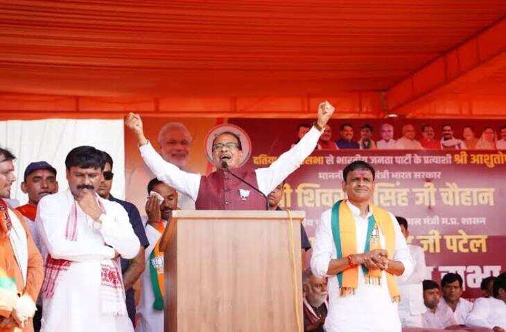 'आई लव यू, मामा' सुनकर मुस्कुराए शिवराज, वीडियो में बोले- 'बहुत दिनों से तुम्हारी याद आ रही थी'; चुनावी सभा में फ्लाइंग किस भी उछाला