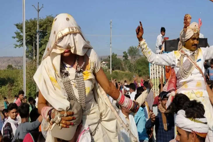 आखिर क्यों, इस गांव में दुल्हन को विधवा के लिवाज में किया जाता हैं विदा !