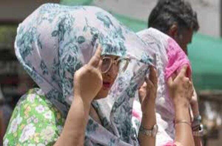 राजस्थान में गर्मी की शुरुआत के साथ ही तापमान तेजी से बढ़ रहा है। अभी अप्रैल का महीना चल रहा है और तापमान सारे रिकॉर्ड तोड़ता दिख रहा है। राजस्थान में अप्रैल महीने में ही तापमान का 56 साल पुराना रिकॉर्ड टूट गया है। अप्रैल माह में अभी जो गर्मी पड़ रही है। ऐसी गर्मी 56 साल पहले दर्ज की गई थी। लेकिन 56 साल बाद एक बार फिर अप्रैल महीने में इतना तापमान दर्ज किया गया है। सबसे बड़ी बात यह है कि जब अप्रैल में तापमान इतना अधिक है तो लोग यह सोचकर डर जाते हैं कि मई और जून में तापमान क्या पहुंचेगा।  56 साल पुराना तापमान रिकॉर्ड दरअसल, राजस्थान के जैसलमेर में तापमान 46.2 डिग्री दर्ज किया गया। अप्रैल माह में यह तापमान अक्सर दर्ज नहीं किया गया। यह तापमान 56 साल पहले यानी 1969 में दर्ज किया गया था। 1969 में 46.2 डिग्री तापमान दर्ज किया गया था। अप्रैल माह में सबसे अधिक तापमान 2018 में 46.1 डिग्री दर्ज किया गया था। लेकिन 28 अप्रैल 2025 को जैसलमेर में तापमान 46.2 डिग्री दर्ज किया गया, जो 56 साल पुराने रिकॉर्ड की बराबरी कर गया। अब माना जा रहा है कि तापमान जल्द ही 50 डिग्री तक पहुंच जाएगा।  आपको बता दें कि वर्ष 2024 में मई माह की शुरुआत में जैसलमेर में तापमान 48 डिग्री तक पहुंच गया था। लेकिन अब अप्रैल में तापमान 46 डिग्री से अधिक है और मई में यह 50 डिग्री से भी ऊपर जा सकता है।  जैसलमेर में तापमान का रिकॉर्ड जैसलमेर में 4 जून 1991 को 49.2 डिग्री सेल्सियस, 20 मई 2016 को 49 डिग्री सेल्सियस और 19 मई 2019 को 48.8 डिग्री सेल्सियस तापमान दर्ज किया गया था। 27 मई 2024 को 48.7 डिग्री सेल्सियस तापमान दर्ज किया गया था।  आपको बता दें कि राजस्थान में चालू अप्रैल माह में लगभग सभी जिलों में तापमान 40 डिग्री से ऊपर है। बाड़मेर जिले में भी तापमान 46 डिग्री तक पहुंच गया है। पश्चिमी राजस्थान में सबसे अधिक तापमान दर्ज किया जा रहा है।