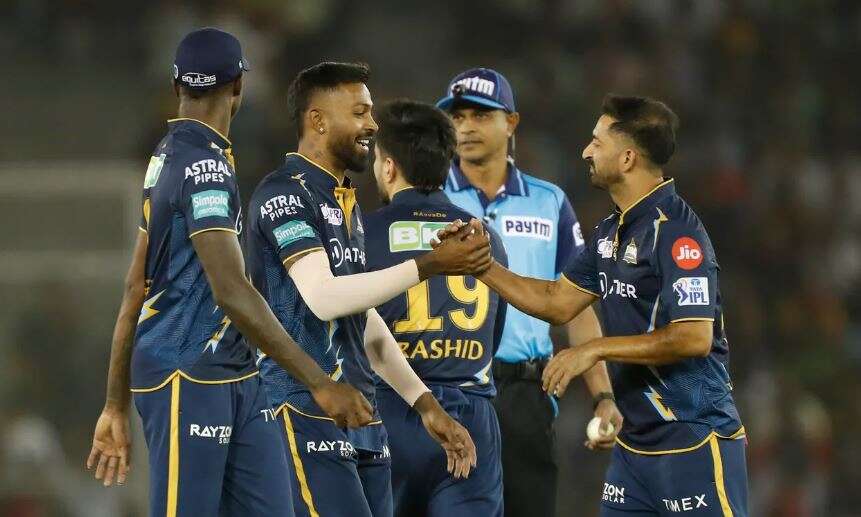 क्रिकेट न्यूज़ डेस्कgt--1-11-11.JPG।आईपीएल 2023 के 18वें मैच में पंजाब किंग्स के खिलाफ गुजरात टाइटंस को जीत दिलाने में तेज गेंदबाज मोहित शर्मा का अहम योगदान रहा है।मोहित शर्मा ने घातक गेंदबाजी का नजारा पेश किया। यही नहीं शानदार प्रदर्शन के लिए उन्हें प्लेयर ऑफ द मैच चुना गया।आईपीएल में करीब तीन साल बाद वापसी करने वाले मोहित शर्मा ने 18 रन देकर दो विकेट लिए। उनकी इस गेंदबाजी की वजह से पंजाब किंग्स 153 रन तक ही समित रही।मोहित शर्मा की दमदार वापसी होना काफी  अहम माना जा रहा है।उन्होंने इससे पहले आईपीएल 2020 में केवल एक मैच खेला था, यहां से वह कुछ ऐसे बाहर हुए कि अब जाकर उन्हें आईपीएल में किसी टीम की प्लेइंग इलेवन का हिस्सा बनने का मौका मिला।मोहित शर्मा एक अनुभवी गेंदबाज हैं वह टीम इंडिया के लिए भी खेल चुके हैं।मोहित शर्मा ने 2013 से 2015 के बीच भारतीय टीम के लिए 26 वनडे मैच खेले हैं।उन्होंने 8 टी 20 अंतर्राष्ट्रीय मैच भी खेले हैं ।उनके नाम कुल 37 अंतर्राष्ट्रीय विकेट दर्ज हैं ।मोहित शर्मा ने अंतर्राष्ट्रीय क्रिकेट में आईपीएल में दमदार की वजह से किया था।आईपीएल 2013 में मोहित शर्मा चेन्नई सुपरकिंग्स का हिस्सा बने थे।धोनी की कप्तानी में घातक गेंदबाजी करते हुए उन्होंने सीजन में 20 विकेट लिए थे । इस प्रदर्शन की वजह से वह इंटरनेशनल क्रिकेट में डेब्यू कर पाए थे। मोहित शर्मा ने आईपीएल में चेन्नई सुपरकिंग्स के लिए अहम भूमिका निभाई ।मोहित शर्मा की गेंदबाजी का जादू साल 2017  तक देखने को मिला।एक बार फिर वह आईपीएल में पुराने रंग में दिख रहे हैं।