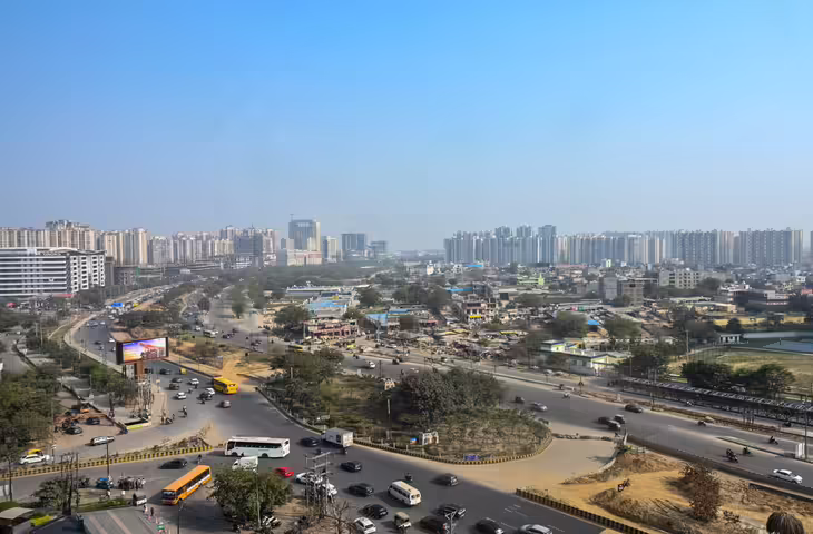 नोएडा इंटरनेशनल एयरपोर्ट शुरू होने से बढ़ेगा ट्रैफिक दबाव, ग्रेटर नोएडा में सड़कों के चौड़ीकरण की तेज हुई तैयारी