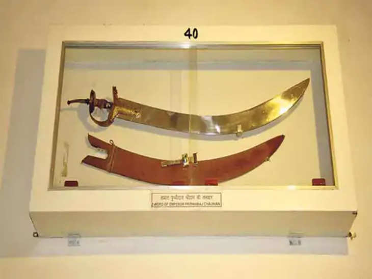 Kota पर्यटकों को मंत्रमुग्ध करती पृथ्वीराज चौहान की तलवार: प्रथम विश्व युद्ध में जीतीं 2 तुर्की तोपें हैं कोटा शस्त्रागार की खास धरोहर