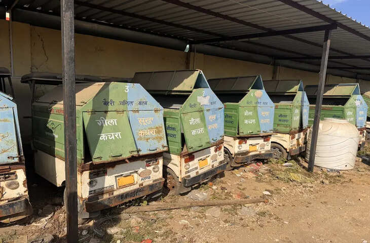 Jhalawar में घर-घर से कचरा लाने वाले ई रिक्शा का ही कर दिया कचरा