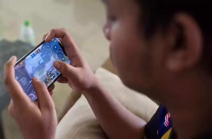 ऑनलाइन गेम्स की लत बच्चों को कर रही बर्बाद? एक्सपर्ट ने गिनाए 5 लक्षण जो समय रहते नहीं पहचाने तो आप खो देंगे अपना बच्चा&nbsp;