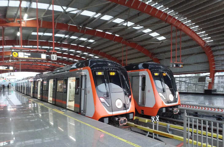 'बेहूदगी की हदें पार...'&nbsp;दिल्ली मेट्रो में महिला के भद्दे मजाक पर भड़के लोग, वीडियो देख आपको भी आ जाएगा गुस्सा&nbsp;