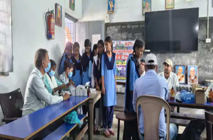 एनीमिया मुक्त भारत अभियान के तहत बालिकाओं की हुई स्वास्थ्य जांच, खून की कमी के प्रति किया जागरूक