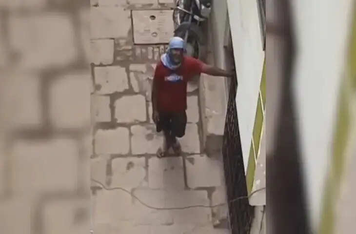 सफाईकर्मी ने झाड़ू लगाते लगाते गली में किया ऐसा काम...खिड़कियों से देखने लगे लोग, वायरल हो रहा VIDEO
