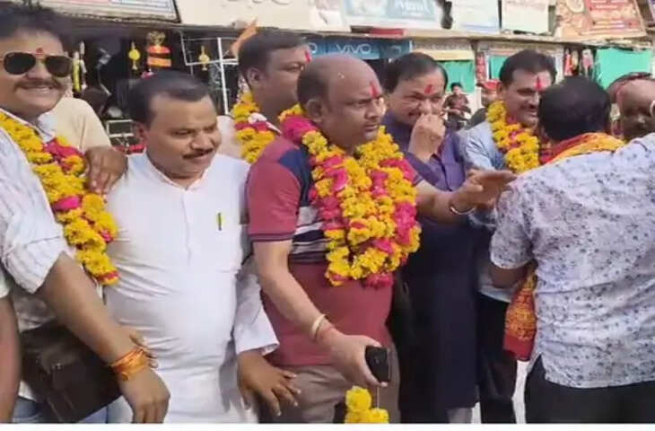 निवाड़ी से अमरनाथ यात्रा के लिए श्रद्धालुओं का जत्था रवाना: हर-हर महादेव के जयकारों से गूंजा माहौल