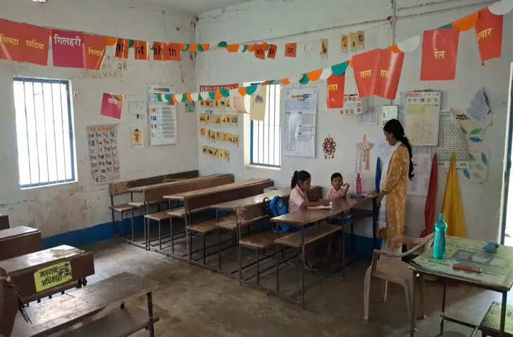 एक स्कूल में 2 छात्र और उन्हें पढ़ाने के लिए 2 शिक्षक, रोज लगती है हाजिरी और बनता है मिड-डे मील