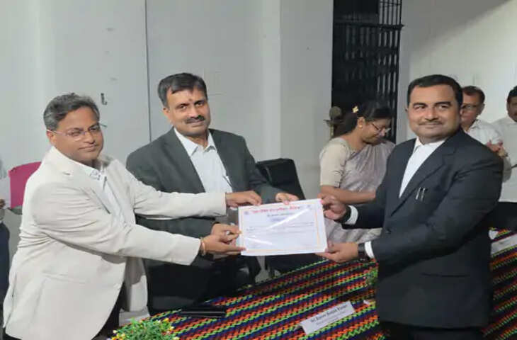 राष्ट्रीय लोक अदालत में योगदान देने वाले न्यायिक पदाधिकारी और पुलिस अधिकारी सम्मानित
