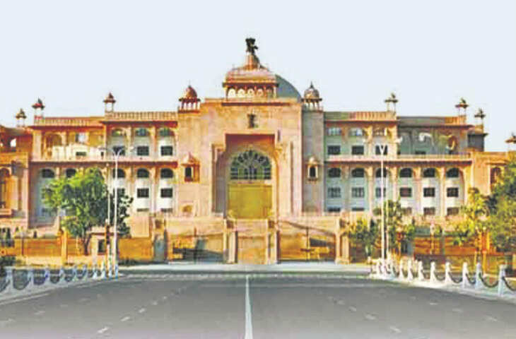 राजस्थान में पंचायतीराज संस्थाओं और शहरी निकायों के चुनाव में दो से ज्यादा बच्चे वाले उम्मीदवारों के लिए लगी रोक अब समाप्त होने जा रही है। इसके लिए विधानसभा में गुरुवार को राजस्थान पंचायतीराज संशोधन बिल-2026 और नगरपालिका संशोधन बिल-2026 पेश किए जाएंगे।  इस मामले में मदन दिलावर पंचायतीराज संशोधन बिल और झाबर सिंह खर्रा नगरपालिका संशोधन बिल सदन में पेश करेंगे। दोनों बिलों को पारित करवाने की तारीख गुरुवार को विधानसभा की कार्य सलाहकार समिति की बैठक में तय की जाएगी।  इतिहास देखें तो साल 1995 में तत्कालीन भैरोंसिंह शेखावत सरकार ने पंचायतीराज और शहरी निकायों के चुनावों में दो से ज्यादा बच्चों वाले उम्मीदवारों पर रोक लगा दी थी। उस समय यह निर्णय जनसंख्या नियंत्रण और प्रशासनिक नीति के मद्देनजर लिया गया था। अब 31 साल बाद यह बाध्यता समाप्त होने जा रही है, जिससे ज्यादा बच्चे वाले भी स्थानीय चुनाव लड़ सकेंगे।  विशेषज्ञों का कहना है कि इस संशोधन से ग्रामीण और शहरी क्षेत्रों में अधिक लोगों को लोकतांत्रिक प्रक्रिया में भाग लेने का अवसर मिलेगा। इससे पंचायत और नगर निकायों में राजनीतिक प्रतिनिधित्व का दायरा बढ़ेगा और लोकतंत्र को और मजबूत किया जाएगा।  पंचायतीराज मंत्री मदन दिलावर ने बताया कि यह बिल केवल दो से ज्यादा बच्चे वालों पर लगी रोक हटाने का नहीं है, बल्कि इसे स्थानीय स्तर पर जनप्रतिनिधियों को चुनावी अवसर देने के उद्देश्य से तैयार किया गया है। वहीं, UDH मंत्री झाबर सिंह खर्रा ने कहा कि नगरपालिका संशोधन बिल से शहरी निकायों में भी इस बाध्यता को समाप्त किया जा रहा है।  राजनीतिक विश्लेषकों का कहना है कि इस कदम से राज्य में चुनाव प्रक्रिया में अधिक पारदर्शिता आएगी और स्थानीय नेतृत्व में जनप्रतिनिधियों की संख्या बढ़ेगी। इसके साथ ही यह कदम उन लोगों के लिए राहत की बात है, जिनके लिए पिछली नीति ने चुनावी अवसर सीमित कर दिए थे।  सालों से लागू रही यह नियमावली ग्रामीण और शहरी दोनों क्षेत्रों में उम्मीदवारों की भागीदारी को प्रभावित कर रही थी। अब बाध्यता हटने से पंचायत और नगर निकायों में अधिक उम्मीदवार चुनाव मैदान में उतर सकेंगे, जिससे चुनाव प्रक्रिया में प्रतिस्पर्धा और लोकतांत्रिक सक्रियता बढ़ेगी।  विधानसभा में गुरुवार को पेश होने वाले ये बिल राज्य के स्थानीय शासन और लोकतंत्र के इतिहास में महत्वपूर्ण बदलाव के रूप में देखे जा रहे हैं। इससे यह संदेश भी जाएगा कि सरकार स्थानीय स्तर पर जनप्रतिनिधियों को अधिक अवसर देने और लोकतंत्र को सशक्त बनाने के लिए कदम उठा रही है।  राजनीतिक और प्रशासनिक विशेषज्ञ मानते हैं कि यह संशोधन न केवल चुनावी प्रक्रिया में सुधार करेगा, बल्कि ग्रामीण और शहरी दोनों क्षेत्रों में जनता की भागीदारी को भी बढ़ाएगा।