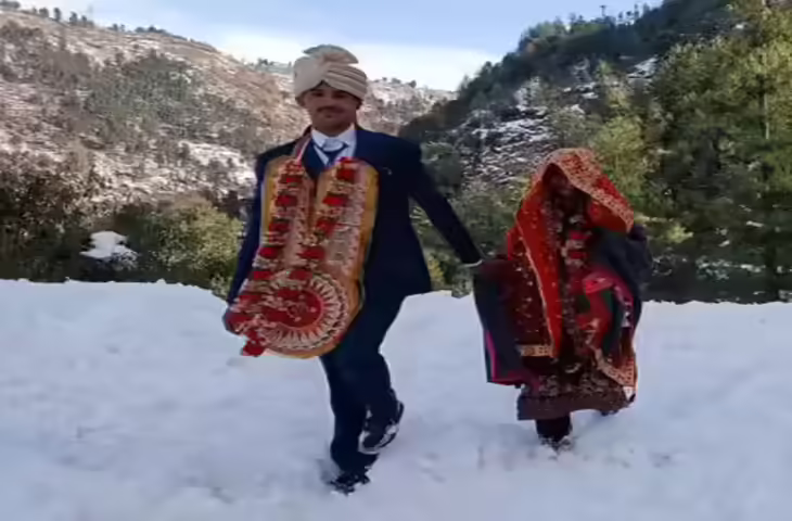 4 फीट बर्फ में पैदल चला दूल्हा, मंडी में शादी से पहले बर्फबारी ने बढ़ाई चुनौती; अनोखी बारात बनी चर्चा का विषय
