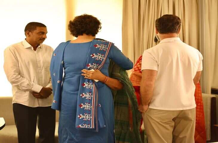 Sonia, Rahul and Priyanka ने क्रांतिकारी गीतकार गदर के&nbsp;परिवार को दी सांत्वना