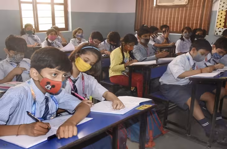 नई दिल्ली में स्वाइन फ्लू यानी H1N1 संक्रमण के मामले तेजी से बढ़ने के बीच लोगों के लिए राहत की खबर सामने आई है। भारतीय आयुर्विज्ञान अनुसंधान परिषद यानी ICMR के वैज्ञानिकों ने स्पष्ट किया है कि देश में H1N1 का कोई नया स्ट्रेन सामने नहीं आया है। मौजूदा वायरस को लेकर घबराने की जरूरत नहीं है और इसके खिलाफ इस्तेमाल होने वाले मौजूदा फ्लू वैक्सीन स्ट्रेन से अच्छी तरह मेल खाते हैं।  दिल्ली में इस साल अब तक H1N1 के 1,777 मामले सामने आ चुके हैं। 20 अगस्त को ही 114 नए मामले दर्ज किए गए थे। राजधानी में इंफ्लुएंजा के बढ़ते मामलों के कारण स्वास्थ्य विभाग और अस्पतालों की तैयारियों पर भी नजर रखी जा रही है।  2025 से ही मौजूद है मौजूदा स्ट्रेन  ICMR वैज्ञानिकों के मुताबिक, भारत में इस समय फैल रहा H1N1 वायरस कोई नया वायरस या नया वैरिएंट नहीं है। वैज्ञानिकों ने बताया कि मौजूदा वायरस स्ट्रेन 2025 से ही सर्कुलेशन में है। इसे A/Missouri/11/2025 (H1N1) pdm09-like स्ट्रेन के तौर पर पहचाना गया है। विशेषज्ञों का कहना है कि मौजूदा वायरस उत्तरी गोलार्ध के लिए अनुशंसित वैक्सीन स्ट्रेन से अच्छी तरह मेल खाता है।  इसका मतलब यह है कि दिल्ली और देश के अन्य हिस्सों में H1N1 के मामलों में बढ़ोतरी किसी नए या अधिक खतरनाक वायरस के सामने आने की वजह से नहीं हुई है। ICMR ने लोगों से अनावश्यक रूप से घबराने से बचने की अपील की है।  ज्यादातर मामलों में बीमारी खुद ठीक हो जाती है  ICMR के अनुसार मौसमी इंफ्लुएंजा, जिसमें H1N1 भी शामिल है, ज्यादातर मामलों में खुद ठीक होने वाली बीमारी है। सामान्य तौर पर मरीजों में बुखार, खांसी, सिरदर्द और शरीर में दर्द जैसे लक्षण दिखाई दे सकते हैं। उचित आराम और चिकित्सकीय देखभाल से अधिकतर मरीज ठीक हो जाते हैं।  हालांकि, विशेषज्ञों ने यह भी स्पष्ट किया है कि बच्चों, बुजुर्गों और पहले से किसी बीमारी से जूझ रहे लोगों में संक्रमण गंभीर रूप ले सकता है। ऐसे लोगों में लक्षण दिखाई देने पर डॉक्टर से सलाह लेना जरूरी है।  स्वास्थ्य मंत्रालय भी स्थिति पर नजर रख रहा  स्वाइन फ्लू के बढ़ते मामलों को देखते हुए केंद्रीय स्वास्थ्य मंत्री जेपी नड्डा ने 21 अगस्त को H1N1 संक्रमण की स्थिति और देश की तैयारियों की समीक्षा की थी। बैठक में दिल्ली समेत देशभर में इंफ्लुएंजा की निगरानी, जांच व्यवस्था और अस्पतालों की तैयारियों की समीक्षा की गई। स्वास्थ्य मंत्रालय ने सतर्कता बनाए रखने और संक्रमण के मामलों की लगातार निगरानी पर जोर दिया है।  फिलहाल ICMR का संदेश साफ है कि H1N1 के बढ़ते मामलों को लेकर सावधानी जरूरी है, लेकिन किसी नए और ज्यादा खतरनाक स्ट्रेन के कारण डरने की जरूरत नहीं है। लोगों को संक्रमण के लक्षणों को नजरअंदाज नहीं करना चाहिए और गंभीर लक्षण होने पर समय पर चिकित्सकीय मदद लेनी चाहिए।