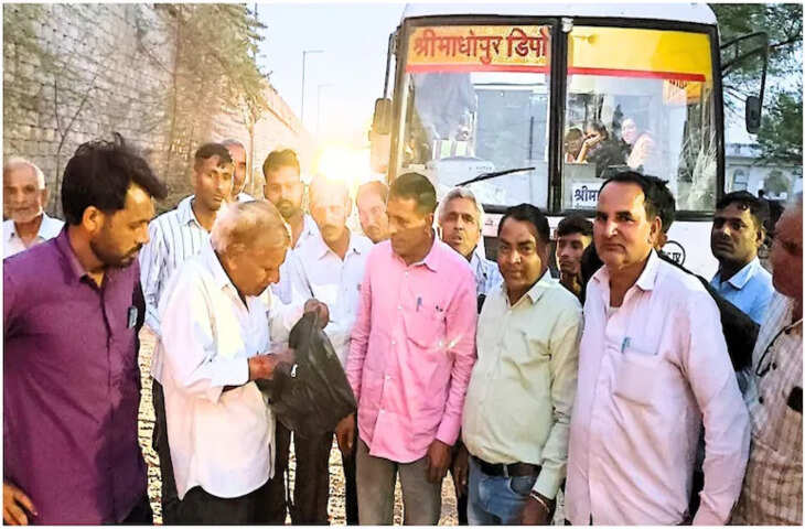 सीकर के रींगस में रोडवेज ड्राइवर ने पेश की ईमानदारी की मिसाल, 65 हजार रुपये लौटाए