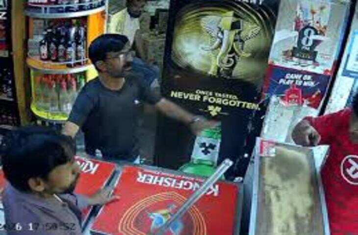 उधार में शराब देने से इनकार पर बदमाश ने सेल्समैन से की मारपीट, CCTV में कैद हुई वारदात