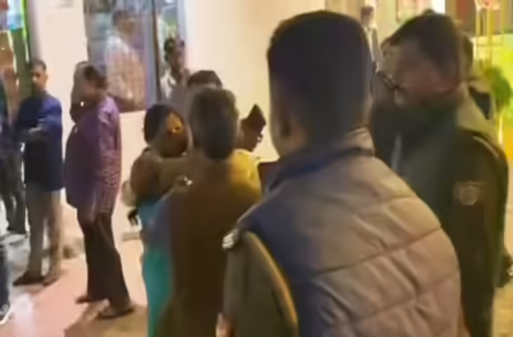 शादी की खुशियां पलभर में मातम में बदलीं, बारातियों को बेकाबू कार ने रौंदा, VIDEO देख कांप जाएगी रूह