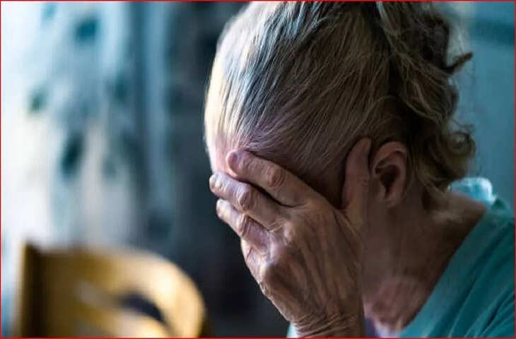 कानपुर में बुजुर्ग महिला ने पति के खिलाफ लगाई शिकायत, DM से लगाई गुहार