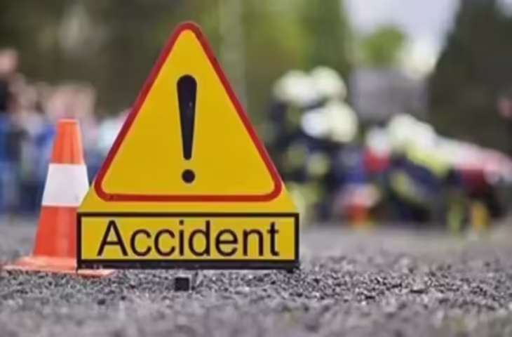 कच्छ में दर्दनाक सड़क हादसा, पुल निर्माण के गड्ढे में गिरी कार और दो बाइक, तीन लोगों की मौत