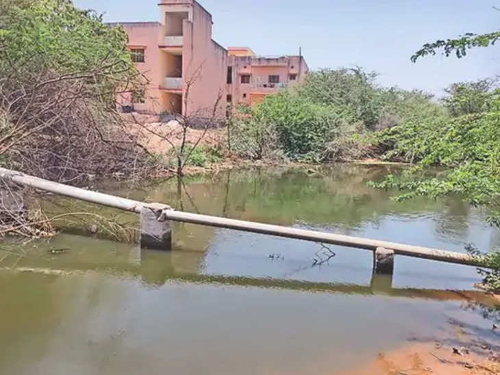 Nagaur अस्पताल परिसर में गंदा पानी भरने से फैल रहा गंदगी का तालाब, मरीज परेशान