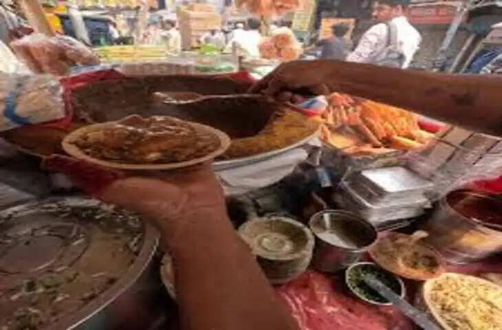 स्ट्रीट फूड का जादू: स्वाद के लिए स्वास्थ्य को भी कर देते हैं ताख पर
