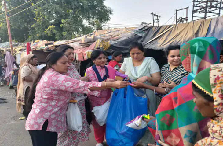 मेरठ में इनर व्हील क्लब की पहल, मलिन बस्ती के बच्चों को बांटे दिवाली के उपहार