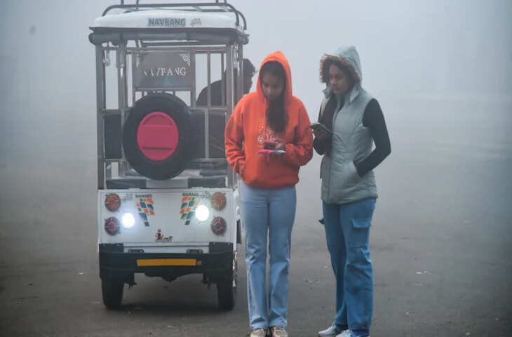 मौसम बेईमान हुआ...दिल्ली में दिसंबर आधा बीत गया लेकिन ठंड का असर नहीं, यूपी में अलीगढ़ से गोरखपुर तक धुंध ही धुंध