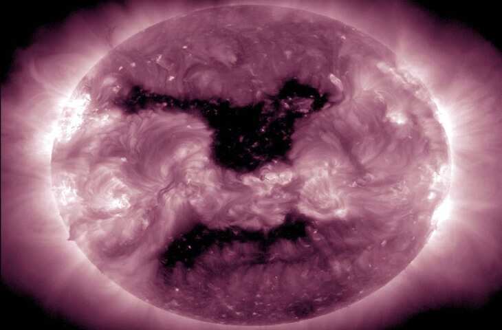 सूरज में &lsquo;डार्क स्पॉट&rsquo; से बढ़ी चिंता, 18 को आने वाले सौर तूफान से सैटेलाइट और बिजली ग्रिड पर खतरा?​​​​​​​