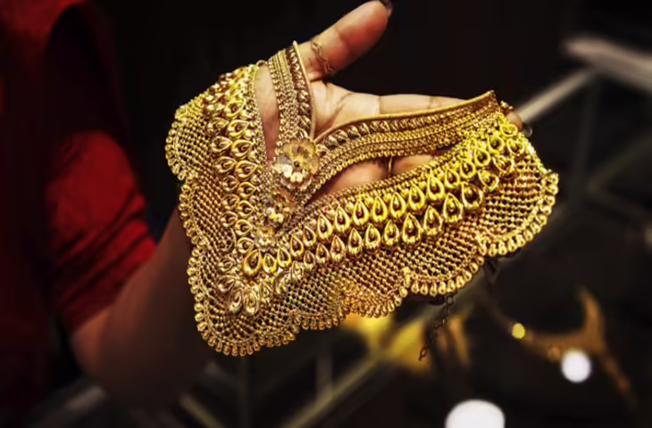 सोने-चांदी के भाव में उतार-चढ़ाव के बीच सराफा कारोबारी नकद सौदों पर जुटे