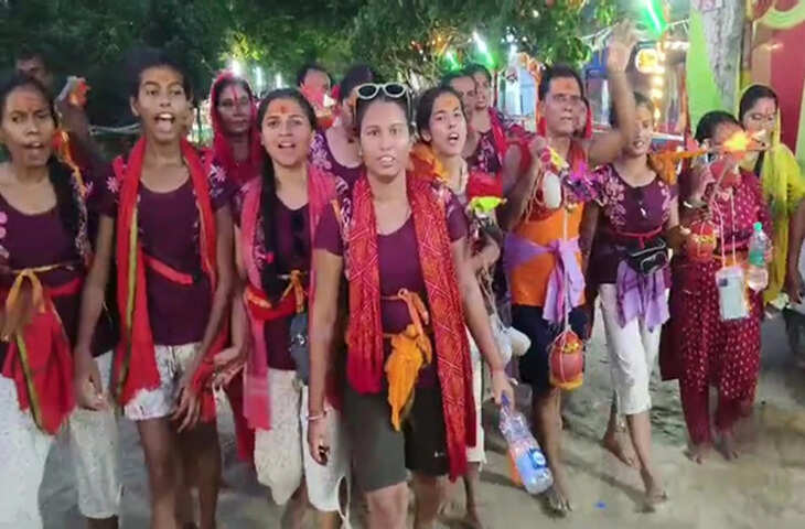 कांवड़ यात्रा 2026: आस्था की अनोखी मिसाल, 19 बेटियों के साथ पिता ने उठाई कांवड़; भक्ति का संदेश दे रहा परिवार