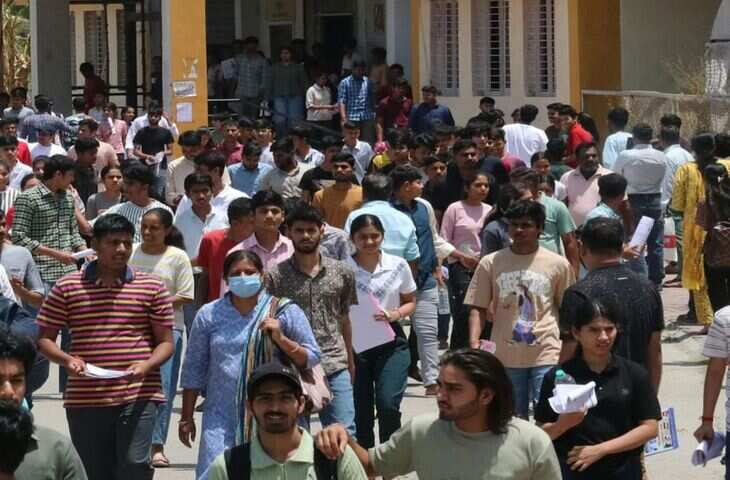 महाराष्ट्र TET पेपर लीक: जूते के सोल में छिपाकर निकाला था पेपर, फुटेज में देंखे 8 हजार रुपए और जमीन का मिला था लालच