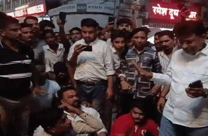 महिला पुलिस अधिकारी ने वकील को मारा थप्पड़, सड़क पर गाड़ी खड़ी करने को लेकर विवाद; बार एसोसिएशन के वकील धरने पर बैठे