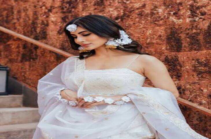 फेस्टिव सीजन में मौनी रॉय का व्हाइट लुक छाया, जानें सफेद आउटफिट के साथ कैसा रखें मेकअप