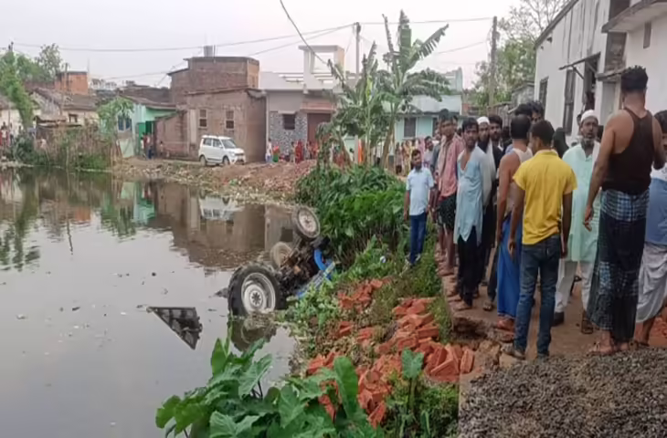 ट्रैक्टर पलटा, दबने से बच्चे समेत दो की मौत