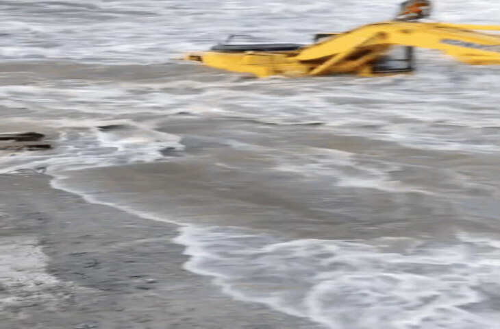 कोई तो बचाओ इसे... जब एकाएक खुला डैम का गेट और बीच नदी में फंस गया मजदूर, देखें फिर क्या हुआ