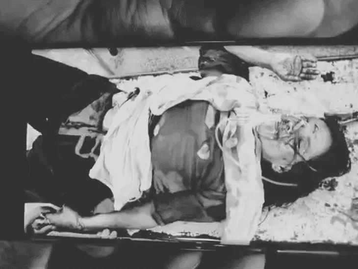 गोरखपुर में घरेलू विवाद के दौरान एक व्यक्ति ने अपनी पत्नी पर हंसिया से जानलेवा हमला कर दिया। हमले में महिला गंभीर रूप से घायल हो गई। उसके पेट पर गहरा घाव होने से आंतें बाहर निकल आईं। इसके अलावा महिला के सिर और गर्दन पर भी गंभीर चोटें आई हैं। घायल महिला को परिजनों ने पुलिस की मदद से बीआरडी मेडिकल कॉलेज में भर्ती कराया, जहां उसकी हालत नाजुक बनी हुई है।  जानकारी के अनुसार, महिला सात बच्चों की मां है। घरेलू विवाद के दौरान पति ने कथित तौर पर उस पर हंसिया से हमला कर दिया। हमले की गंभीरता का अंदाजा इसी बात से लगाया जा सकता है कि महिला के पेट में गहरा घाव हो गया और उसकी आंतें बाहर आ गईं। सिर और गर्दन पर चोट लगने से उसकी स्थिति और गंभीर हो गई।  पुलिस की मदद से अस्पताल पहुंचाई गई महिला  हमले के बाद महिला खून से लथपथ हालत में थी। परिजनों ने पुलिस की मदद से किसी तरह उसके पेट से बाहर निकली आंतों को बांधकर उसे अस्पताल पहुंचाया। इसके बाद महिला को गोरखपुर स्थित बीआरडी मेडिकल कॉलेज में भर्ती कराया गया। वहां डॉक्टर उसकी गंभीर हालत को देखते हुए इलाज कर रहे हैं।  बीआरडी मेडिकल कॉलेज में चल रहा इलाज  महिला को गंभीर चोटें आने के कारण उसकी हालत नाजुक बताई जा रही है। पेट, सिर और गर्दन पर चोट लगने के चलते उसे तत्काल चिकित्सा सहायता की जरूरत पड़ी। फिलहाल डॉक्टरों की निगरानी में उसका इलाज जारी है। महिला की स्थिति को लेकर आगे की जानकारी सामने आने का इंतजार है।  घरेलू विवाद के बाद गंभीर हमला  यह घटना घरेलू विवाद के दौरान हुई बताई जा रही है। हालांकि, विवाद किस बात को लेकर शुरू हुआ और हमले के समय घर में कौन-कौन मौजूद था, इसकी विस्तृत जानकारी उपलब्ध नहीं है। पुलिस की ओर से आरोपी पति के खिलाफ क्या कार्रवाई की गई है, इस संबंध में भी अभी स्पष्ट जानकारी सामने नहीं आई है।  घटना ने घरेलू विवाद के हिंसक रूप लेने और परिवार के सदस्यों की सुरक्षा को लेकर गंभीर चिंता पैदा की है। फिलहाल घायल महिला की जान बचाने के लिए अस्पताल में उपचार किया जा रहा है। पुलिस की जांच और मामले से जुड़ी आधिकारिक जानकारी सामने आने के बाद घटना के अन्य पहलुओं का पता चल सकेगा।
