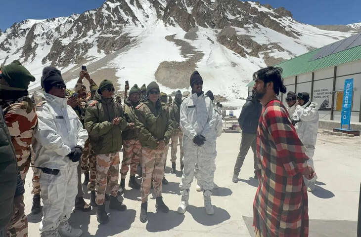 बाबा बागेश्वर धाम के धीरेंद्र शास्त्री बद्रीनाथ में 21 दिन की साधना में लीन, सेना के जवानों के साथ तस्वीरें वायरल