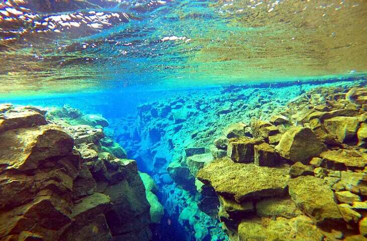 समुद्र की गहराइयों में धरती का फटता दिल! क्या दो हिस्सों में बंट रही है पृथ्वी? वैज्ञानिकों ने बताई डराने वाली वजह
