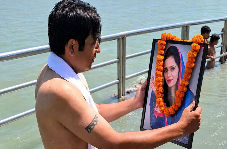 Video: रील विवाद को लेकर दंपति के बीच तनाव! पति ने गंगा में कर दिया पिंडदान, देखे वायरल क्लिप&nbsp;